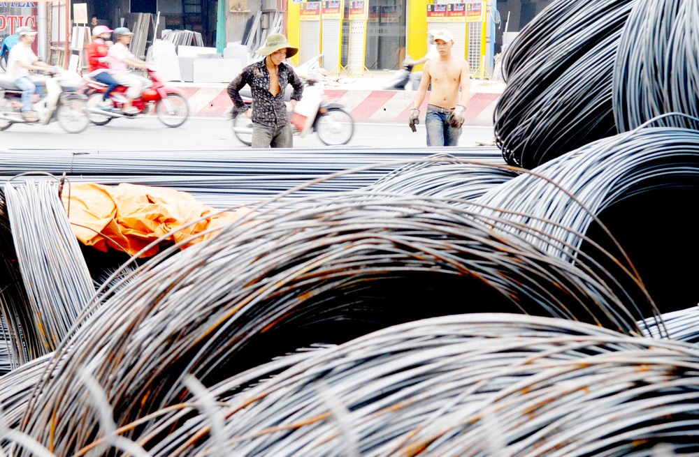 Unsold steel lies piled up at a hardware store on Nguyen Huu Tho Street in District 7 in HCMC (Photo: SGGP)